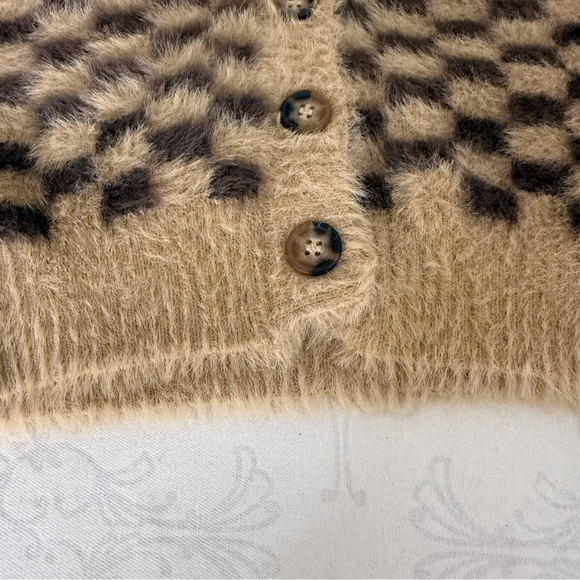 ASTR The Label Faux Fur Check Cardigan in Tan & Brown Checked Size Medium - Picture 12 of 12